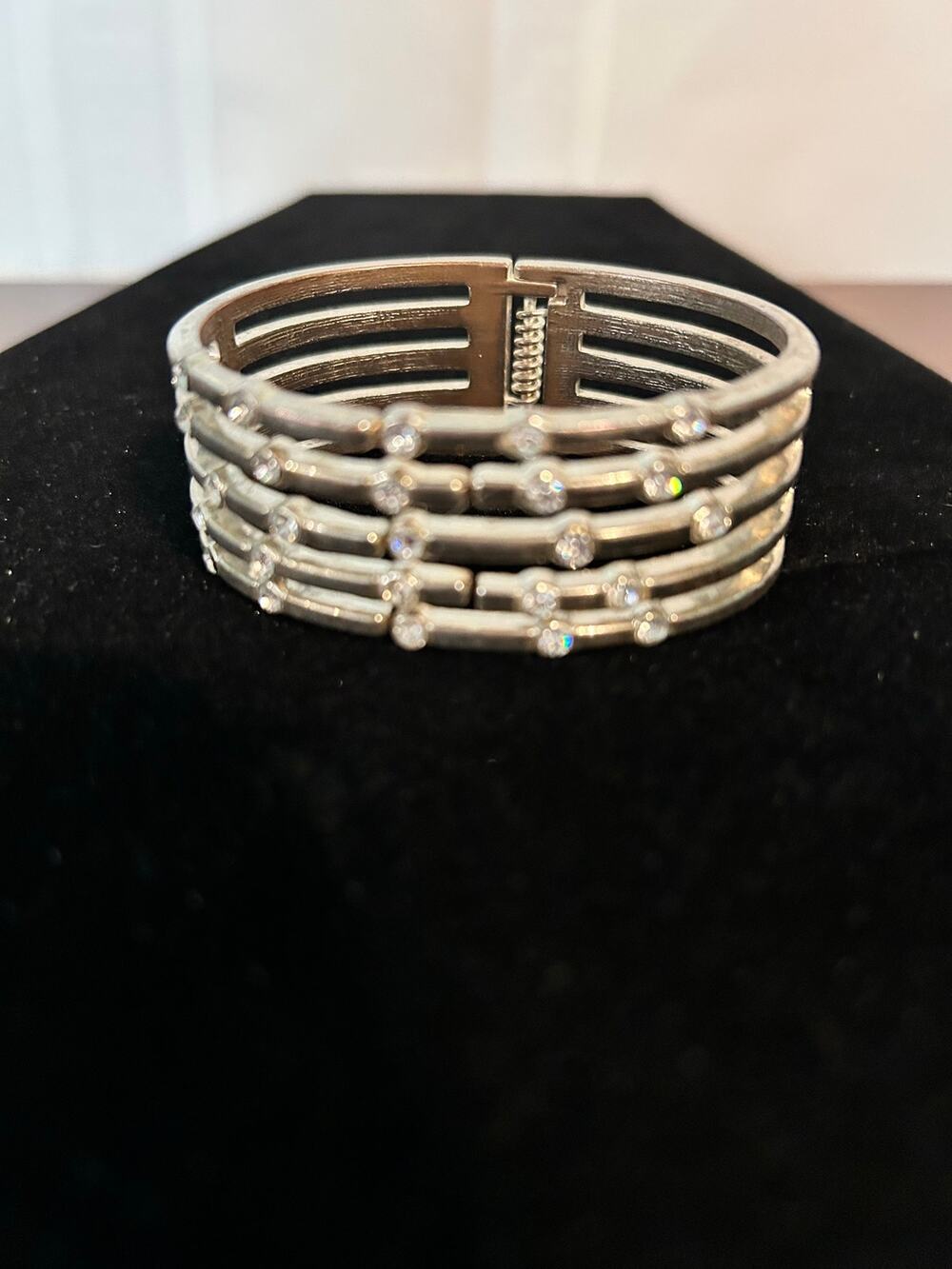 Silver Tone Rhinestone Hinge Bangle Bracelet Sparkle Fashion Jewelry Pre-Owned